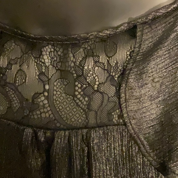 Very pretty peek a boo sleeves silvery black top by Soho New York & Co. jeans - Picture 2 of 10